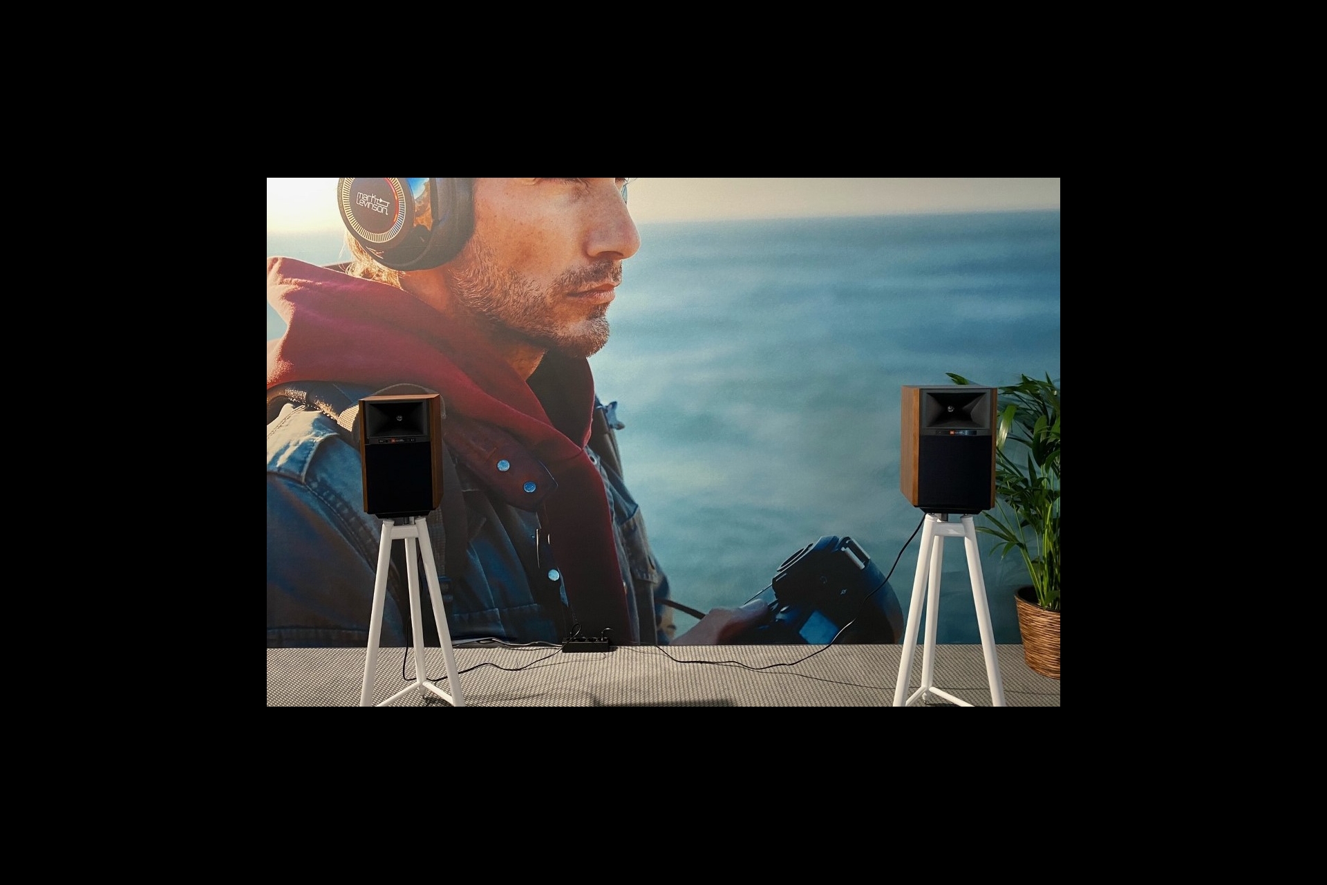 JBL mit dem neuen Aktiv-Lautsprecher inklusive Streamer und DAC